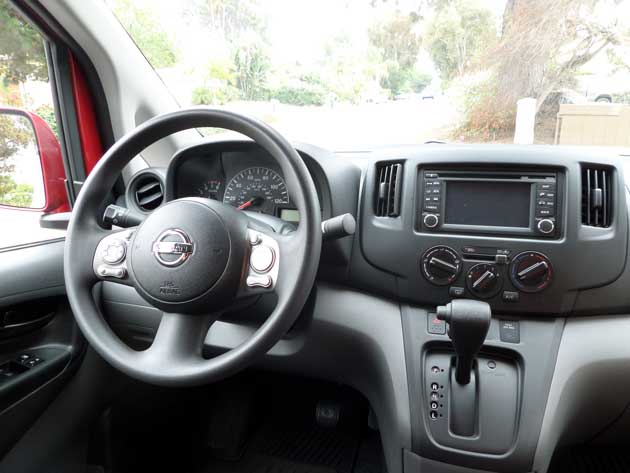 2014-Nissan-Note-interior