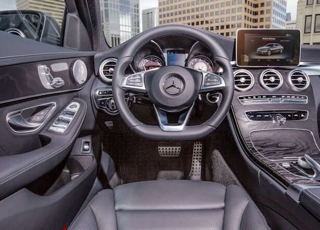 2015 Mercedes-Benz C400 dash
