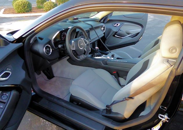 2016 Chevrolet Camaro interior 2