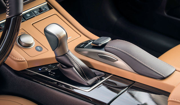 2016 Lexus ES 350 console