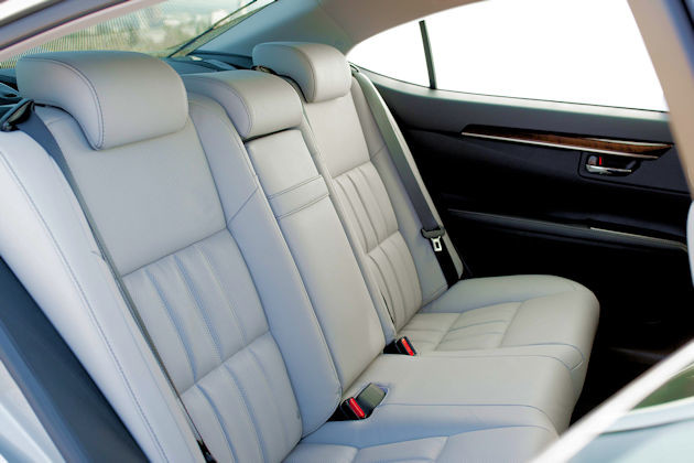 2016 Lexus ES 350 rear seat
