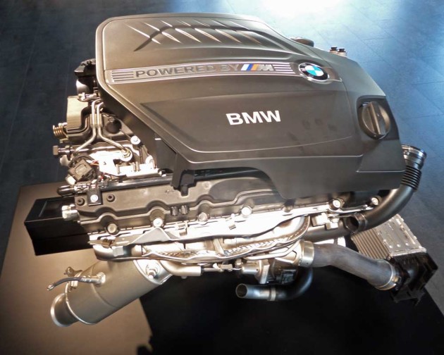 BMW-M2-Eng-dis